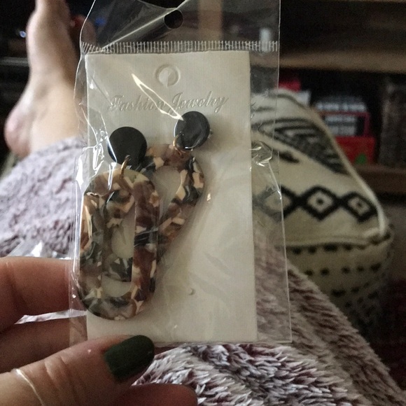 •nwt• acrylic geometric fashion earrings - Picture 2 of 2